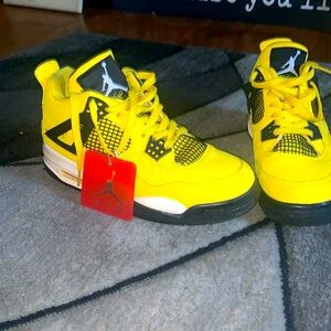 JORDAN 4 Retro ‘Lightning’ 2021